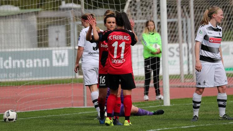v.li.: Lina Maria Magull (Freiburg, 16), Torschützin Hasret Kayikci (Freiburg, 11), jubeln über das Tor zum 1:0, Jubel, Torjubel, Torerfolg, celebrate the goal, goal, celebration, Jubel ueber das Tor, optimistisch, Action, Aktion, Fussball, Allianz Frauen-Bundesliga, SC Freiburg - SC Freiburg - Borussia Mönchengladbach, xozx