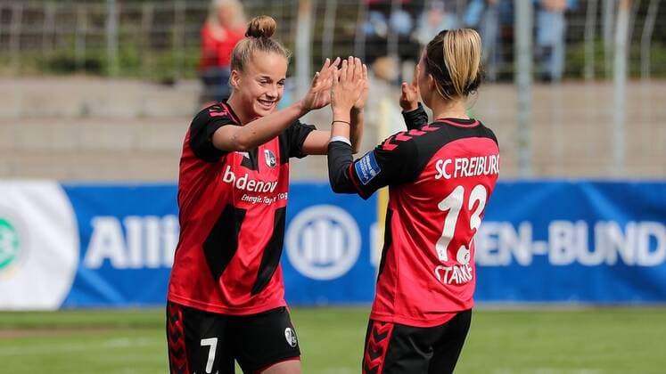 v.li.: Torschützin Giulia Gwinn (Freiburg, 7), Sandra Starke (Freiburg, 13), jubeln über das Tor zum 2:0, Jubel, Torjubel, Torerfolg, celebrate the goal, goal, celebration, Jubel ueber das Tor, optimistisch, Action, Aktion, Fussball, Allianz Frauen-Bundesliga, SC Freiburg - SC Freiburg - Borussia Mönchengladbach, xozx