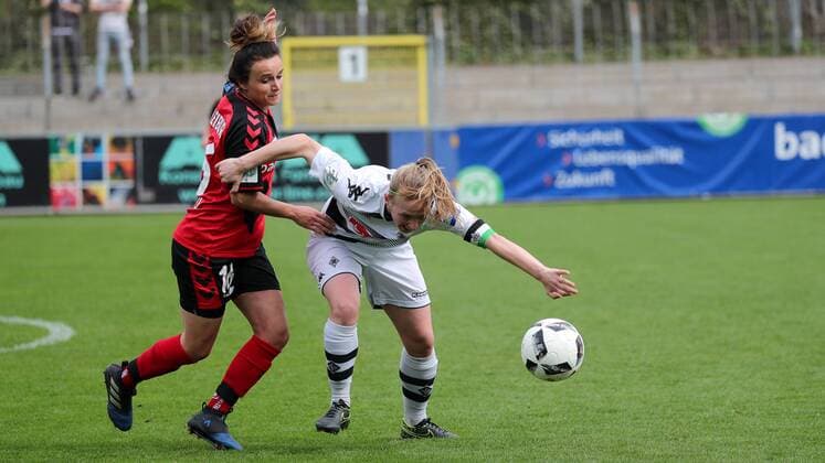 v.li.: Lina Maria Magull (Freiburg, 16), Julia Koj (BMG, 2), Zweikampf, Duell, duel, tackle, tackling, Dynamik, Action, Aktion, Fussball, Allianz Frauen-Bundesliga, SC Freiburg - SC Freiburg - Borussia Mönchengladbach, xozx