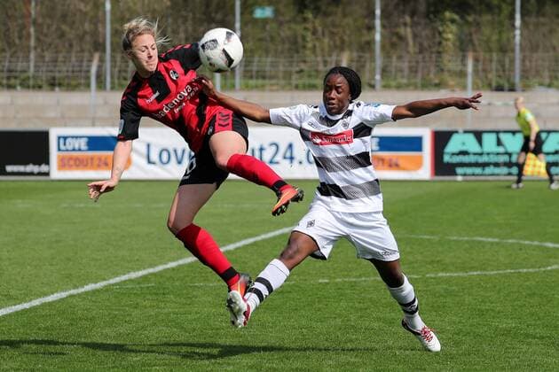 v.li.: Carolin Simon (Freiburg, 30), Tiffany Cameron (BMG, 19), Zweikampf, Duell, duel, tackle, tackling, Dynamik, Action, Aktion, Fussball, Allianz Frauen-Bundesliga, SC Freiburg - SC Freiburg - Borussia Mönchengladbach, xozx