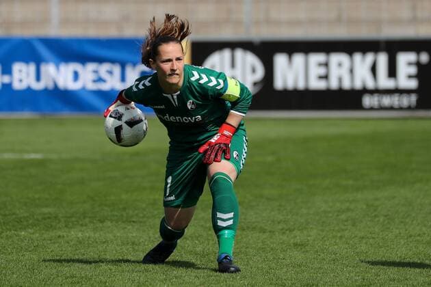 Laura Benkarth (Torwart, Freiburg, 1) beim Abwurf, Freisteller, Ganzkörper, Einzelbild, Aktion, Action, Fussball, Allianz Frauen-Bundesliga, SC Freiburg - SC Freiburg - Borussia Mönchengladbach, xozx