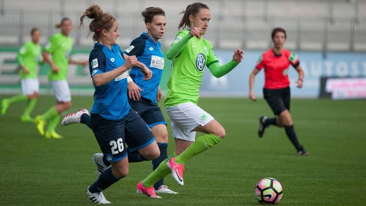 v.li.: Sophie Howard (TSG 1899 Hoffenheim, 26), Dora Zeller (TSG 1899 Hoffenheim, 11) und Caroline Graham Hansen (VfL Wolfsburg, 26) im Laufduell, Zweikampf, Duell, Fussball, Allianz Frauen-Bundesliga, VfL Wolfsburg - TSG 1899 Hoffenheim, xobx