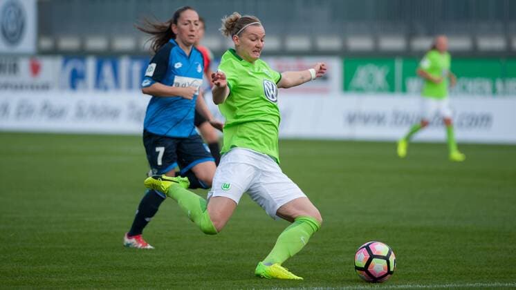Alexandra Popp (VfL Wolfsburg, 11) am Ball, Einzelbild, Aktion, Action, Fussball, Allianz Frauen-Bundesliga, VfL Wolfsburg - TSG 1899 Hoffenheim, xobx