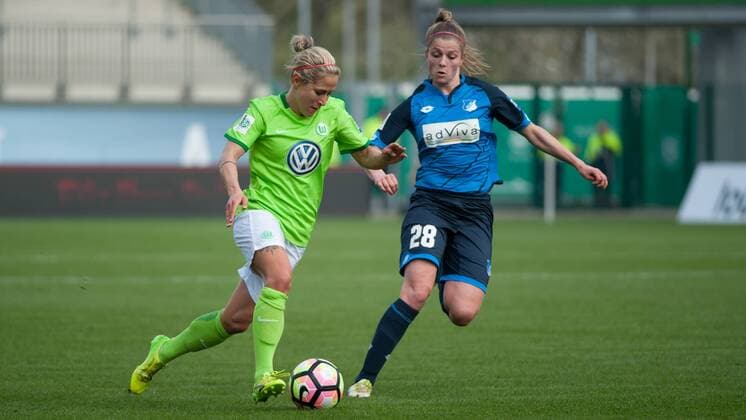 v.li.: Anna Blässe (Blaesse, VfL Wolfsburg, 9) im Zweikampf, Duell mit Tabea Waßmuth (Wassmuth, TSG 1899 Hoffenheim, 28), Fussball, Allianz Frauen-Bundesliga, VfL Wolfsburg - TSG 1899 Hoffenheim, xobx