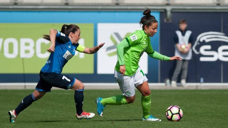 v.li.: Martina Moser (TSG 1899 Hoffenheim, 7) im Laufduell, Zweikampf, Duell mit Vanessa Bernauer (VfL Wolfsburg, 18), Fussball, Allianz Frauen-Bundesliga, VfL Wolfsburg - TSG 1899 Hoffenheim, xobx