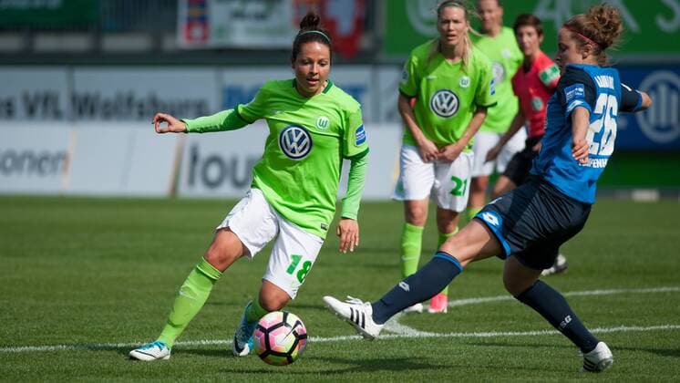 v.li.: Vanessa Bernauer (VfL Wolfsburg, 18) im Zweikampf, Duell mit Sophie Howard (TSG 1899 Hoffenheim, 26), Fussball, Allianz Frauen-Bundesliga, VfL Wolfsburg - TSG 1899 Hoffenheim, xobx