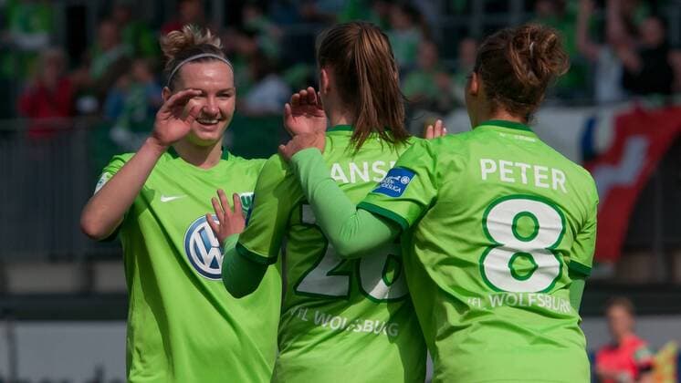 Die Spielerinnen des VfL Wolfsburg mit Torjubel, Jubel, Freude über das Tor zum 1:0, Fussball, Allianz Frauen-Bundesliga, VfL Wolfsburg - TSG 1899 Hoffenheim, xobx