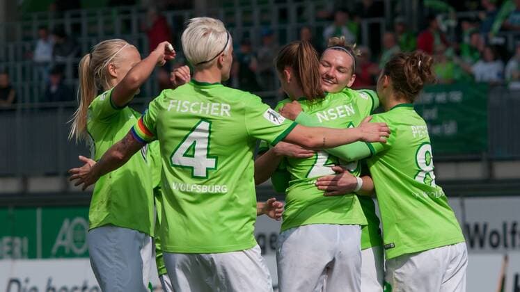 Die Spielerinnen des VfL Wolfsburg mit Torjubel, Jubel, Freude über das Tor zum 1:0, Fussball, Allianz Frauen-Bundesliga, VfL Wolfsburg - TSG 1899 Hoffenheim, xobx