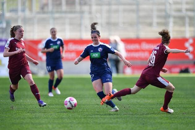 Kirsten Nesse (SGS Essen) (9) und Jaqueline Klasen (SGS Essen) (16) werden von Sarah Zadrasil (Turbine Potsdam) (27) überlaufen, Fussball, Allianz Frauen-Bundesliga, SGS Essen - Turbine Potsdam, xmkx