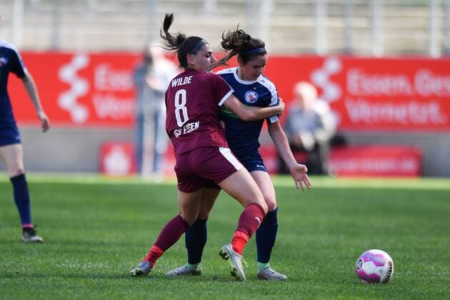 Zweikampf Manjou Wilde (SGS Essen) (8) mit Sarah Zadrasil (Turbine Potsdam) (27), Fussball, Allianz Frauen-Bundesliga, SGS Essen - Turbine Potsdam, xmkx