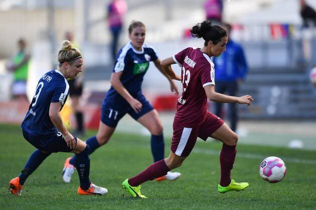 Svenja Huth (Turbine Potsdam) (9) und Jennifer Cramer (Turbine Potsdam) (11) zwingen Sara Doorsoun (SGS Essen) (23) zum umdrehen, Fussball, Allianz Frauen-Bundesliga, SGS Essen - Turbine Potsdam, xmkx