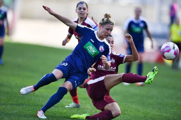 intensiver Zweikampf Svenja Huth (Turbine Potsdam) (9) mit Sara Doorsoun (SGS Essen) (23), Fussball, Allianz Frauen-Bundesliga, SGS Essen - Turbine Potsdam, xmkx