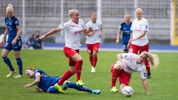 v.li.: Julia Arnold (FF USV Jena, 31) wird von Laura Störzel (FFC Frankfurt, 3) gefoult; Gelbe Karte, Verwarnung, yellow card, Fußball, Frauen, Allianz Frauen-Bundesliga, FF USV Jena - 1. FFC Frankfurt, xprx