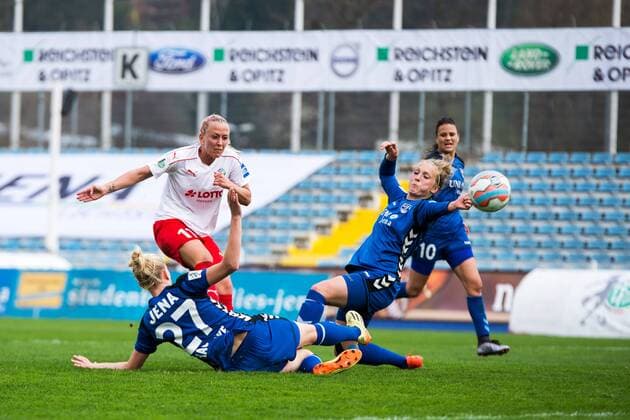 Allianz Frauenfußball Bundesliga 16. Spieltag FF USV Jena vs 1. FFC Frankfurt Frankfurtspielerin Mandy Islacker (links) mit dem Torabschluss zum 1:0 für Frankfurt. Lina Hausicke (links 27) und Karoline Heinze (rechts) können nicht mehr retten. Ernst Abbe Sportfeld
