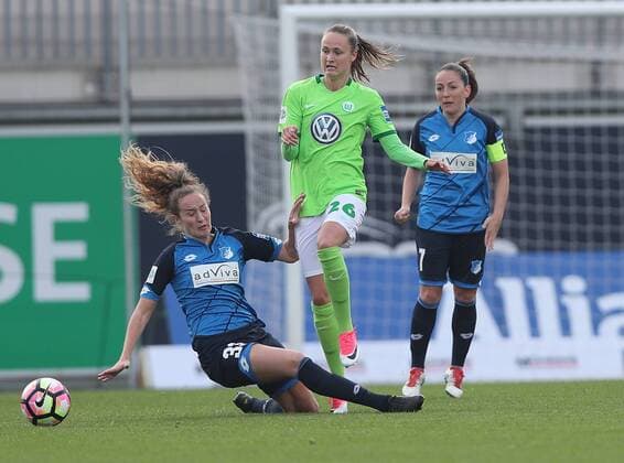 Caroline Graham Hansen (VfL Wolfsburg) im Duell mit Fabienne Dongus (TSG 1899 Hoffenheim)