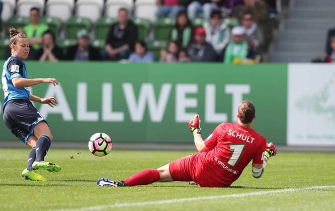 Nicole Billa (TSG 1899 Hoffenheim) scheitert hier an Almuth Schult (VfL Wolfsburg)