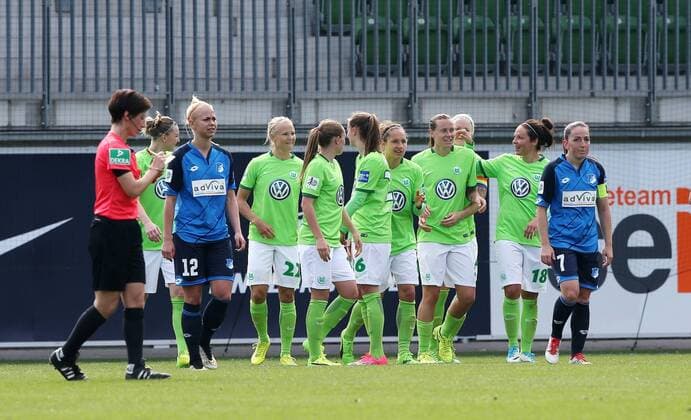 Wolfsburger Jubeel um Emily van Egmond (VfL Wolfsburg, 5)