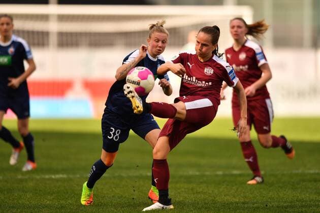 Irini Ioannidou (SGS Essen) (11) spitzelt den Ball vor Laura Lindner (Turbine Potsdam) (38), Fussball, Allianz Frauen-Bundesliga, SGS Essen - Turbine Potsdam, xmkx
