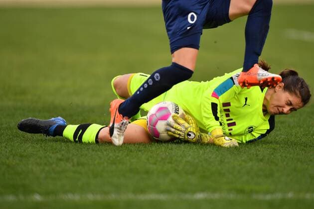 Bilder des Tages - SPORT Lisa Weiß (SGS Essen) (1) kann den Ball vor Svenja Huth (Turbine Potsdam) (9) wegfischen, Fussball, Allianz Frauen-Bundesliga, SGS Essen - Turbine Potsdam, xmkx