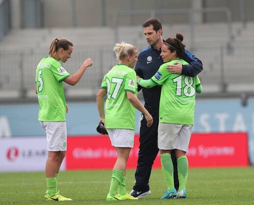 Cheftrainer Ralf Kellermann (VfL Wolfsburg) freut sich nach Abpfiff mit Emily van Egmond (VfL Wolfsburg), Isabel Kerschowski (VfL Wolfsburg), Vanessa Bernauer (VfL Wolfsburg)