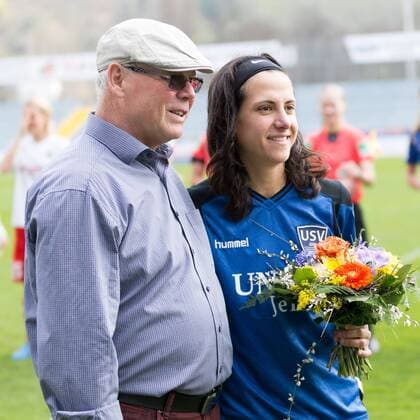 Günther Reißmann gratuliert Dolores Isabel Jacome Da Silva (FF USV Jena, 14) zum 100. Ligaspiel, Fußball, Frauen, Allianz Frauen-Bundesliga, FF USV Jena - 1. FFC Frankfurt, xprx