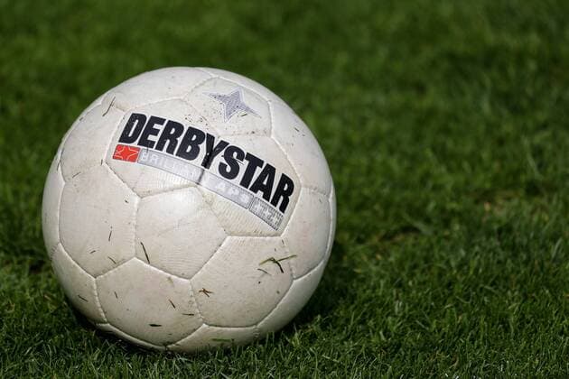 Ein Ball der Marke Derbystar, Brillant Apps, liegt auf dem Rasen, Spielball, Trainingsball, Symbolfoto, Symbolbild, Symbol, Fussball, Allianz Frauen-Bundesliga, SC Freiburg - SC Freiburg - Borussia Mönchengladbach, xozx
