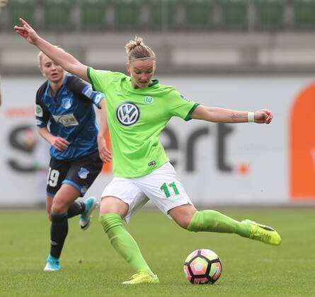 Alexandra Popp (VfL Wolfsburg) am Ball