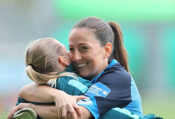 Wiedersehensfreude bei Noelle Maritz (VfL Wolfsburg) und Martina Moser (TSG 1899 Hoffenheim)
