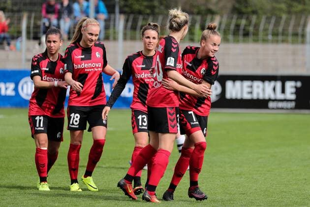 v.li.: Hasret Kayikci (Freiburg, 11), Sarah Puntigam (Freiburg, 18), Sandra Starke (Freiburg, 13), Carolin Simon (Freiburg, 30), Torschützin Giulia Gwinn (Freiburg, 7), jubeln über das Tor zum 2:0, Jubel, Torjubel, Torerfolg, celebrate the goal, goal, celebration, Jubel ueber das Tor, optimistisch, Action, Aktion, Fussball, Allianz Frauen-Bundesliga, SC Freiburg - SC Freiburg - Borussia Mönchengladbach, xozx