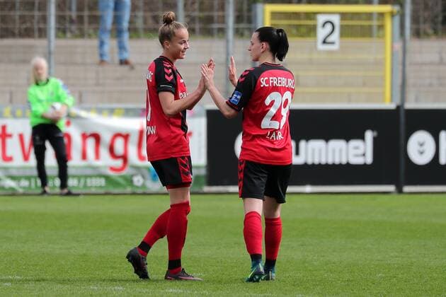 v.li.: Torschützin Giulia Gwinn (Freiburg, 7) und Jobina Verena Lahr (Freiburg, 29), jubeln über das Tor zum 3:0, Jubel, Torjubel, Torerfolg, celebrate the goal, goal, celebration, Jubel ueber das Tor, optimistisch, Action, Aktion, Fussball, Allianz Frauen-Bundesliga, SC Freiburg - SC Freiburg - Borussia Mönchengladbach, xozx