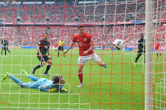 Tor zum 5-0 durch Robert LEWANDOWSKI (Bayern Muenchen),Aktion,Kopfballtor gegen Torwart Marwin HITZ (FC Augsburg). Hintertorkamera,Hintertorperspektive. Fussball 1. Bundesliga, 26. Spieltag, FC Bayern Muenchen (M)-FC Augsburg (A) 6-0, am 01.04.2017 in Muenchen Deutschland, A L L I A N Z A R E N A.