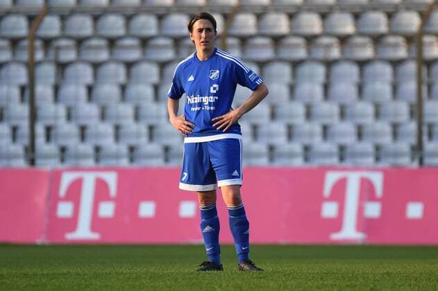 Anne van Bonn (Sand, 7) nach Spielende enttäuscht schauend, Enttäuschung, Frustration, disappointed, pessimistisch, Freisteller, Einzelbild, Aktion, Action, Fussball,Allianz Frauen-Bundesliga, FC Bayern München - SC Sand, xslx