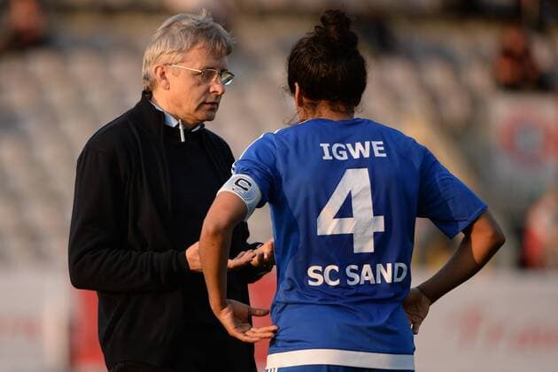 v.li.: Trainer Dura Richard (Sand) unterhält sich nach Spielende mit Chioma Nisa Igwe (Sand, 4) enttäuscht schauend, Enttäuschung, Frustration, disappointed, pessimistisch, Fussball,Allianz Frauen-Bundesliga, FC Bayern München - SC Sand, xslx