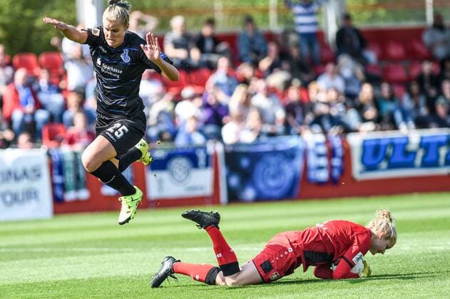 Anna Klink (Torfrau Bayer 04 Leverkusen, 1) sichert den Ball vor Rahel Kiwic (MSV Duisburg, 25), Fussball, Allianz Frauen-Bundesliga, Bayer 04 Leverkusen - MSV Duisburg, xmhx
