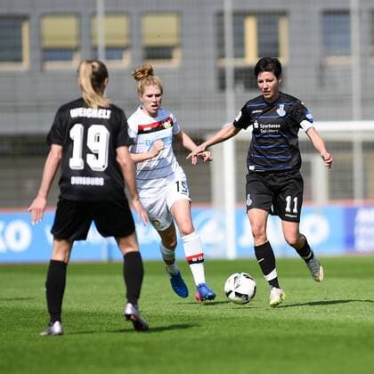 v.li.: Rebecca Knaak (Bayer 04 Leverkusen, 15) im Zweikampf mit Linda Bresonik (Kapitänin MSV Duisburg, 11), Zweikampf, Duell, duel, tackle, tackling, Dynamik, Action, Aktion,, Fussball, Allianz Frauen-Bundesliga, Bayer 04 Leverkusen - MSV Duisburg, xmhx