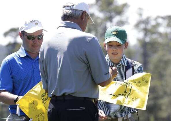 Fredie Couples signs a Masters flag for a fan while playing a practice round at the 2017 Masters Tournament at Augusta National Golf Club in Augusta, Georgia on April 2, 2017.  AUG20170402104 JOHNxANGELILLO