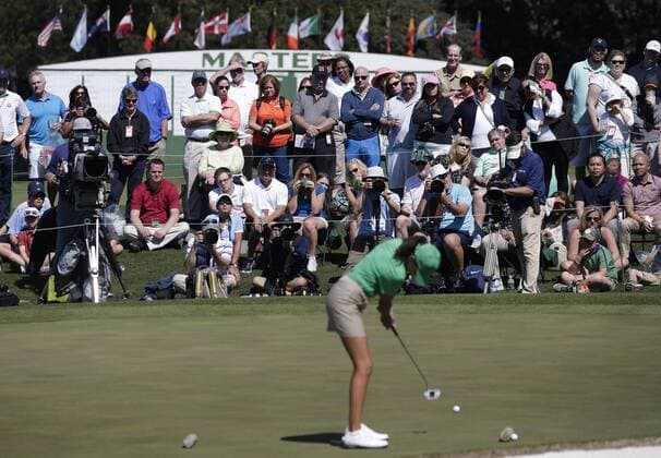Bilder des Tages - SPORT Attendees watch Alexa Pano who wins the overall in the Drive, Chip & Putt Championship for Girls age 12-13 make a putt at the 2017 Masters Tournament at Augusta National Golf Club in Augusta, Georgia on April 2, 2017.  AUG20170402117 JOHNxANGELILLO
