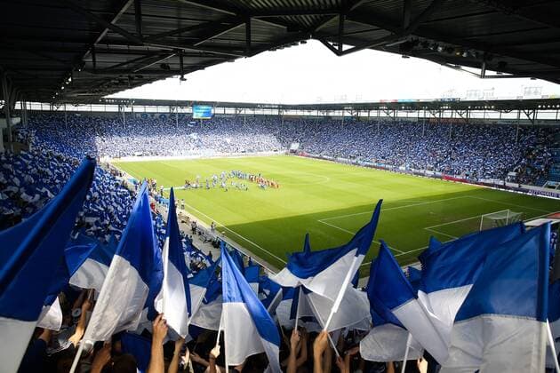 Fußball, Stadiongeschichte 1. FC Magdeburg Choreographie Fahnenmeer 1. FC Magdeburg - 3. Liga Saison 2016-2017 Punktspiel 1. FC Magdeburg vs. FC Rot Weiss Erfurt in der MDCC Arena in Magdeburg - Deutschland, Fussball, Mann, Maenner,01.04.2017