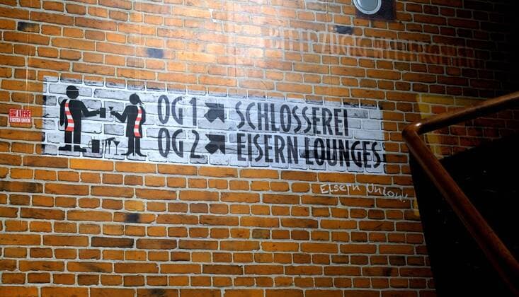 Fussball DFL 20.03.2017 2 Bundesliga 25 Spieltag Stadion an der Alten Försterei ( Foersterei ) 1 FC Union Berlin geg 1 FC Nürnberg ( Nuernberg ) 1 : 0 Haupttribüne Beschriftung Hinweisschilder Logos Treppenhaus