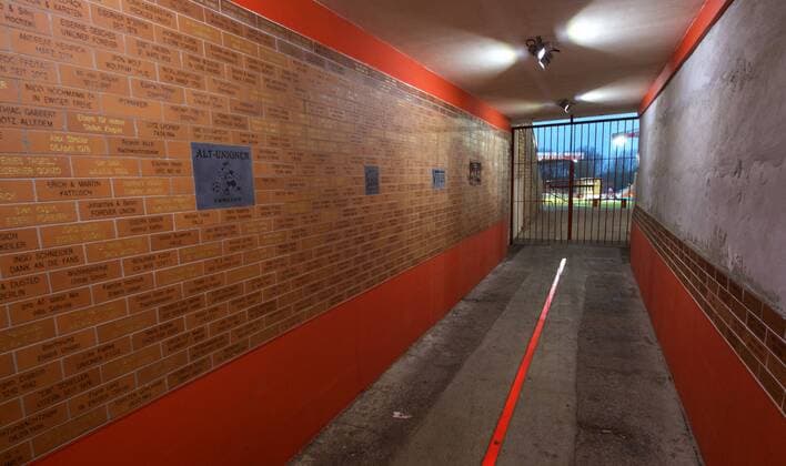 Fussball DFL 20.03.2017 2 Bundesliga 25 Spieltag Stadion an der Alten Försterei ( Foersterei ) 1 FC Union Berlin geg 1 FC Nürnberg ( Nuernberg ) 1 : 0 TUNNEL OF FAME Mit dem Erwerb eines persönlichen Stadionsteins haben alle Unioner die einmalige Gelegenheit, Ihre Treue und Loyalität zum 1. FC Union Berlin und zum Stadion An der Alten Försterei für die Ewigkeit festzuhalten. Im ÒTunnel of FameÓ, dem geschichtsträchtigen Zuschauertunnel unter unserer legendären manuellen Anzeigetafel, wird Ihr Stein mit Ihrer ganz individuellen Gravur platziert. Widmen Sie einen Stein einem Freund, der Familie, Ihnen selbst, oder halten Sie einen ganz speziellen Augenblick in Ihrem Leben mit Datum fest.