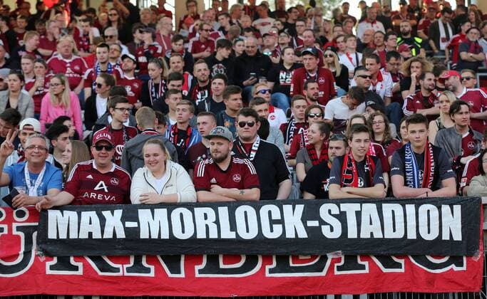 Fussball, 2. BL, 2. Bundesliga, Saison 2016 2017, Herren, Deutschland, 31.03.2017, 1. FC Nürnberg - Karlsruher SC, vor Stadion, Fans, Zuschauer, 1. FC Nürnberg , max-morlock-stadion Banner, Plakat,