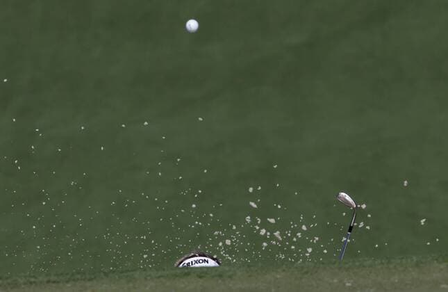 Bilder des Tages - SPORT Soren Kjeldsen of Denmark hits out of a green side bunker at a practice round on Tuesday at the 2017 Masters Tournament at Augusta National Golf Club in Augusta, Georgia on April 4, 2017.  AUG20170404111 JOHNxANGELILLO