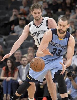 Bilder des Tages - SPORT San Antonio Spurs center Pau Gasol, left, and Memphis Grizzlies center Marc Gasol chase the ball during the first half of an NBA Basketball Herren USA basketball game, Tuesday, 04 April, 2017. San Antonio won 95-89 in overtime. Memphis Grizzlies vs. San Antonio Spurs !ACHTUNG: NUR REDAKTIONELLE NUTZUNG!  Copyright: xDarrenxAbatex SAN08 20170405-636269701550770290