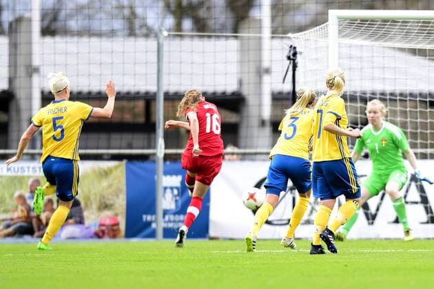 170406 Kanadas Janine Beckie gör 0-1 bakom Sveriges malvakt Hedvig Lindahl under landskampen i fotboll mellan Sverige och Kanada den 6 april 2017 i Trelleborg.  Copyright: PETTERxARVIDSON BB170406PA024