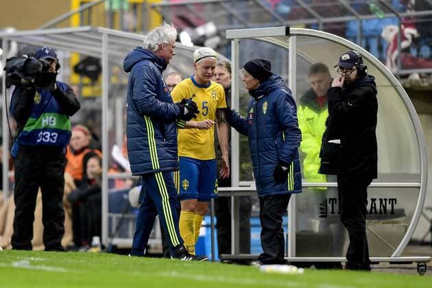 170406 Sveriges förbundskapten Pia Sundhage pratar med Nilla Fischer efter att hon bytts ut skadad under landskampen i fotboll mellan Sverige och Kanada den 6 april 2017 i Trelleborg.  Copyright: PETTERxARVIDSON BB170406PA039