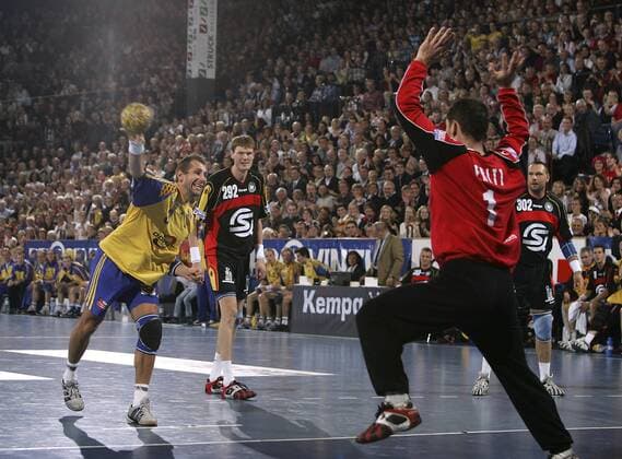 Foto : Magnus Wislander ( SWE ) gegen Henning Fritz Samstag, 9.10.2004, DHB - Länderspiel Deutschland - Schweden