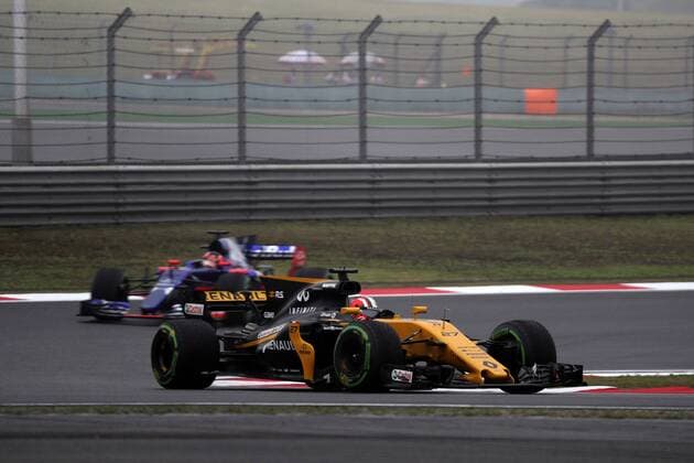 Chinese Grand Prix, Shanghai 06 - 09 April 2017 07.04.2017 - Free Practice 1, Nico Hulkenberg (GER) Renault F1 Team RS17 leads Daniil Kvyat (RUS) Scuderia Toro Rosso STR12 