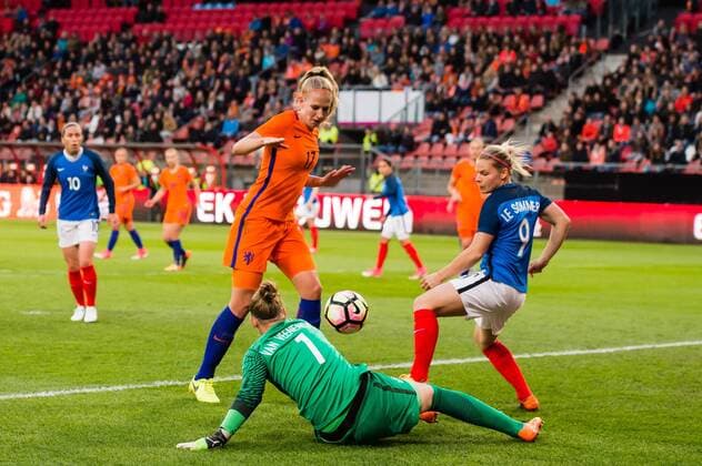 (L-R) Kelly Zeeman of the Netherlands, Goalkeeper Sari van Veenendaal of the Netherlands, Eugenie Le Sommer of Franceduring the friendly match between the women of Netherlands and France at the Galgenwaard Stadium on April 07, 2017 in Utrecht, The Netherlands Women: Netherlands v France Friendly match 2016 2017 xVIxGerritxvanxKeulenxIVx 7519266