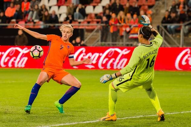 Vivianne Miedema of the Netherlands misses a chance in the last minute (L-R) Vivianne Miedema of the Netherlands, goalkeeper Sarah Bouhaddi of Franceduring the friendly match between the women of Netherlands and France at the Galgenwaard Stadium on April 07, 2017 in Utrecht, The Netherlands Women: Netherlands v France Friendly match 2016 2017 xVIxGerritxvanxKeulenxIVx 7519935