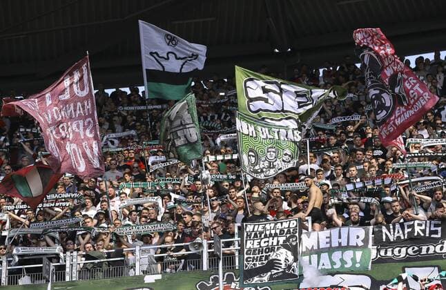 Foto : Die Fans von Hannover feiern den Sieg Fussball 2. Bundesliga am Sa. 01.04.2017 Hannover 96 - Union Berlin 2 - 0
